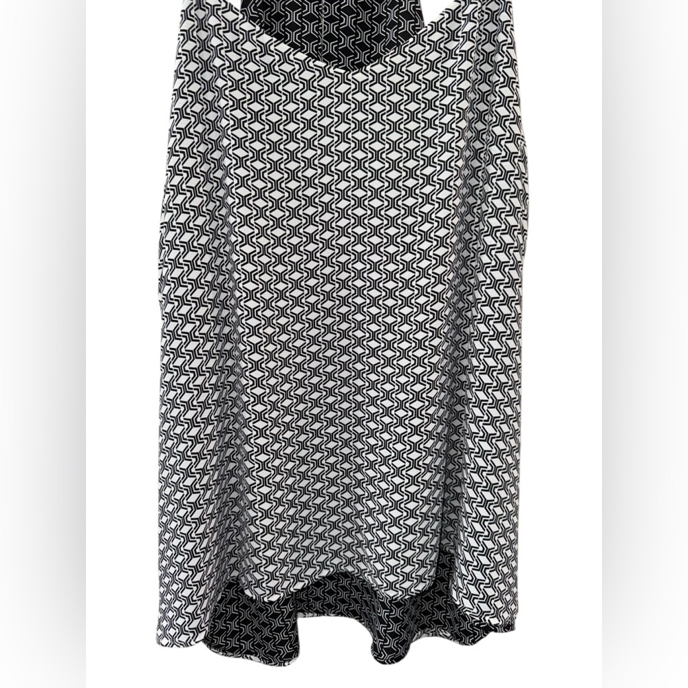 ✨ 5/$30 ✨ Black and White Patterned Reversible Spaghetti Strap Top - Picture 3 of 7